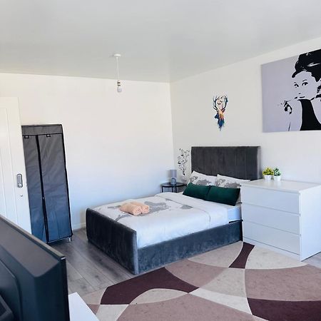 Modern Room In A 4 Bedroom Flat In London, Shared Bathroom! Exterior foto