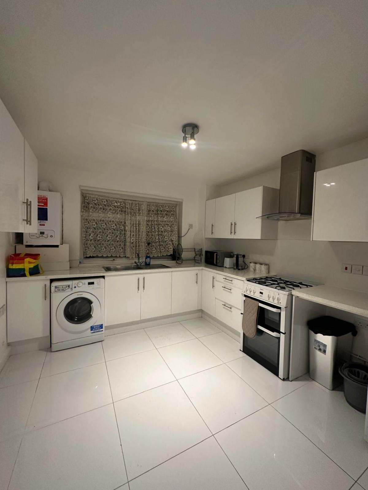 Modern Room In A 4 Bedroom Flat In London, Shared Bathroom! Exterior foto